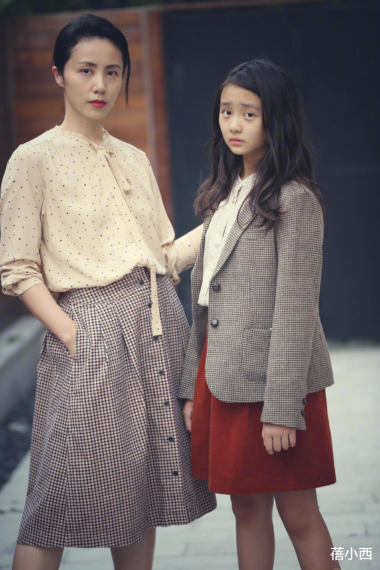 孙莉|孙莉这气质在娱乐圈少有,穿风衣配帆布鞋走机场,真像女大学生