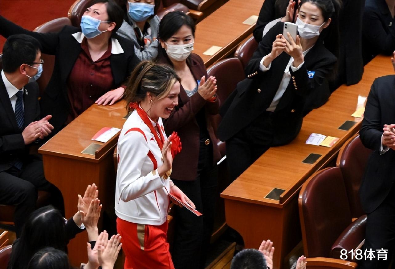 韩聪 凡尔赛! 韩聪佩戴中国冬奥9块金牌嘚瑟, 谷爱凌摘下一块: 这是我的之一