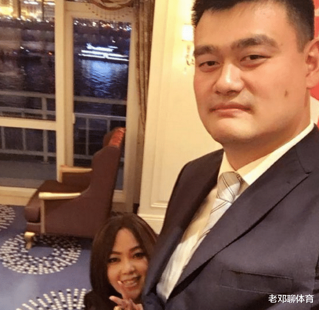 姚明|跟姚明合影真的是“自取其辱”吗？看了这8张照片 你就有答案