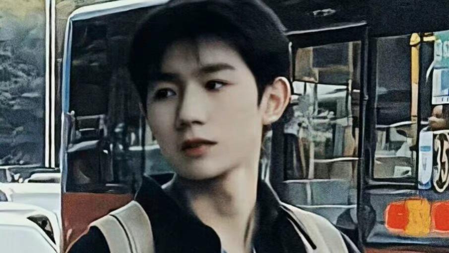 王源|王源身上的烟火气，脏馆偶遇搭话的醉酒大哥，结果大哥自己睡着了