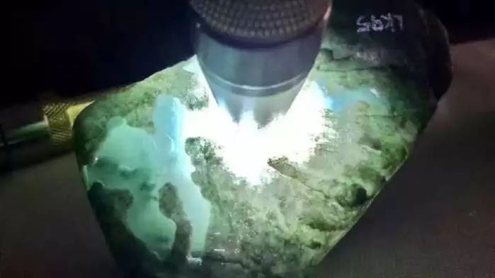 翡翠|老板5000转出的翡翠原石,刚开窗就想扇自己一大嘴巴子!