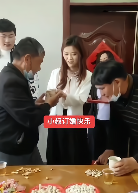 朱之文|大衣哥儿子订婚第二天，一家三口陪新媳妇回门，女方家显得寒酸