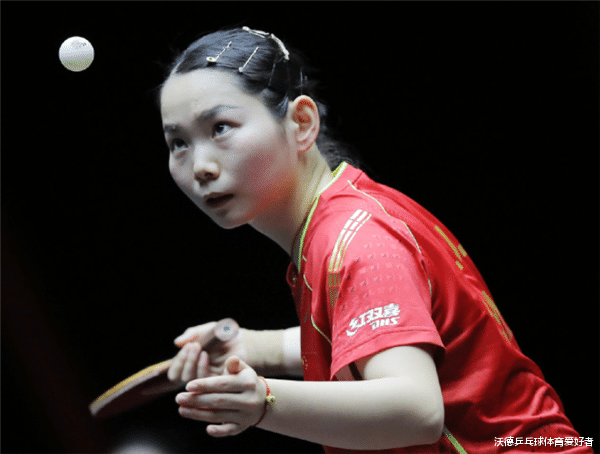 何卓佳|恭喜何卓佳3-0，国乒夺5连胜！58岁老将失误直跳脚，林高远遇强敌