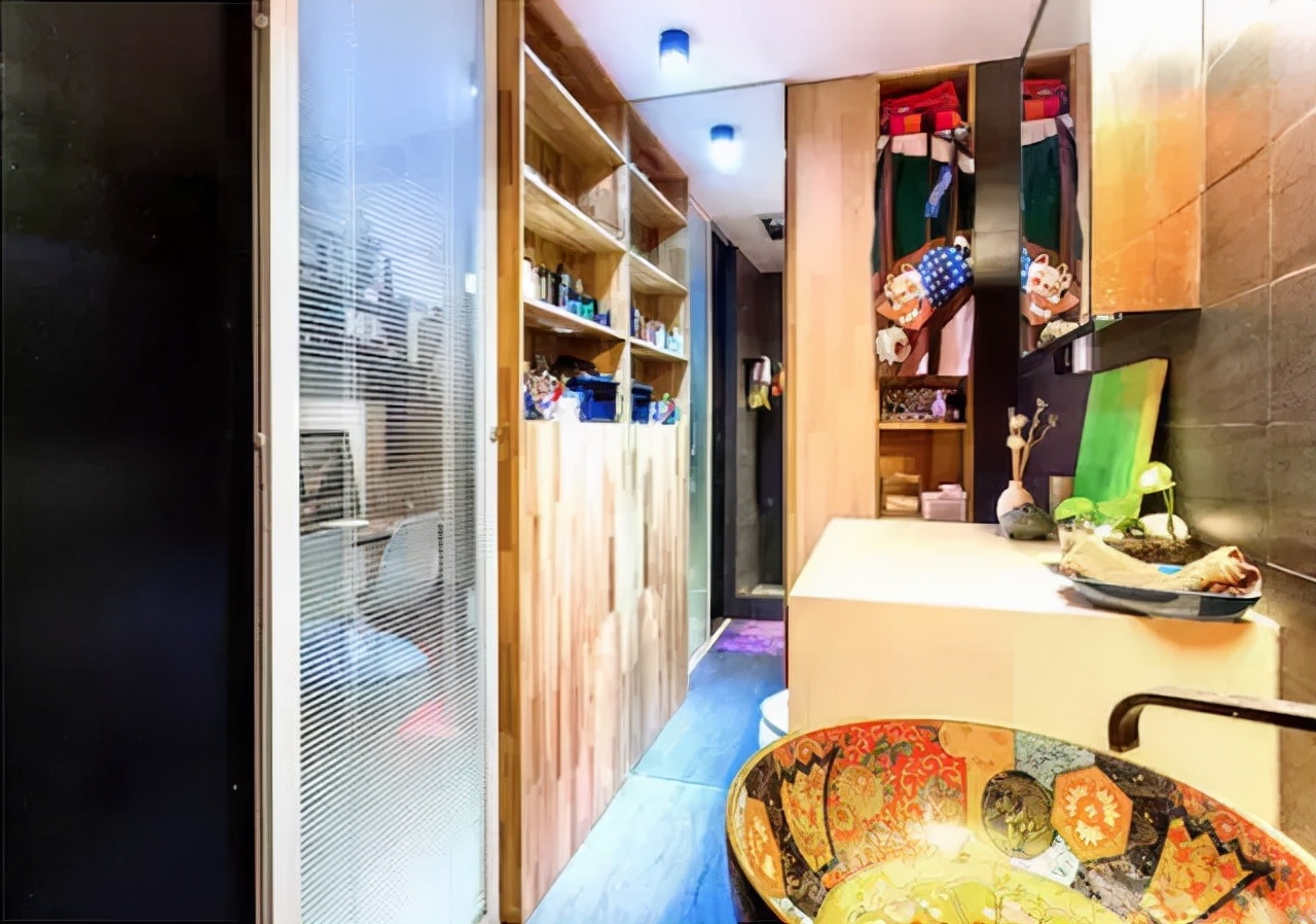 40平米奇葩户型，居然改造出了精致卫生间和大气厨房！