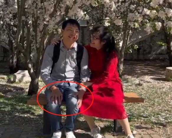 余秀华|46岁余秀华搂着90后男友，男友双手紧握膝盖，网友：克制恶心