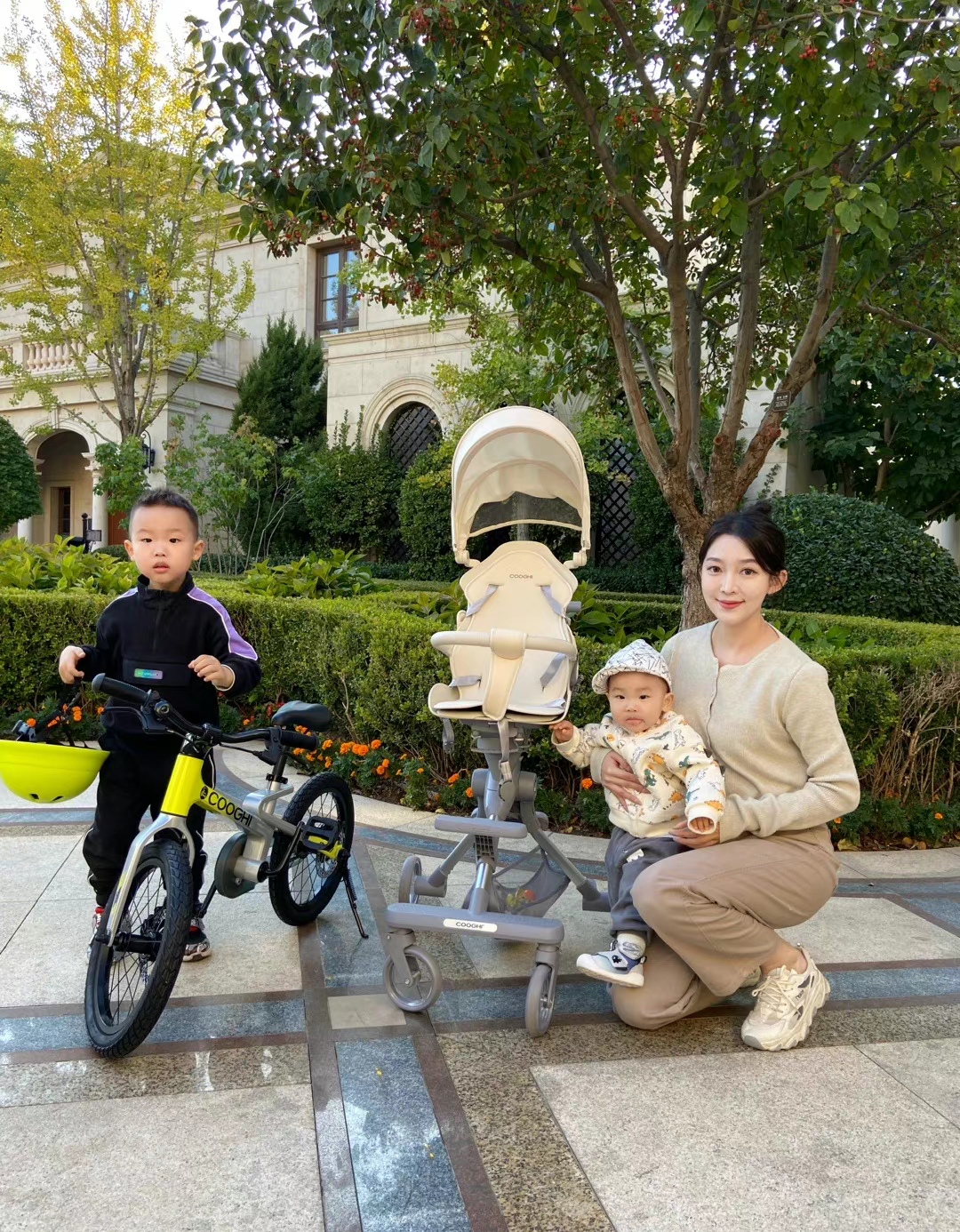 老明星|烧饼老婆晒全家照，夫妻俩搂肩秀恩爱，两个儿子帅气超老爸