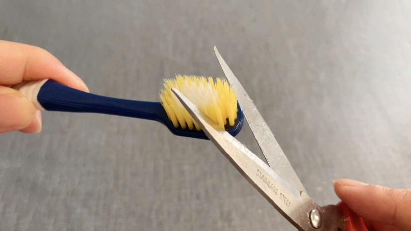 废旧牙刷不要扔！剪一剪放到厨房，老公天天抢着用，太省钱了