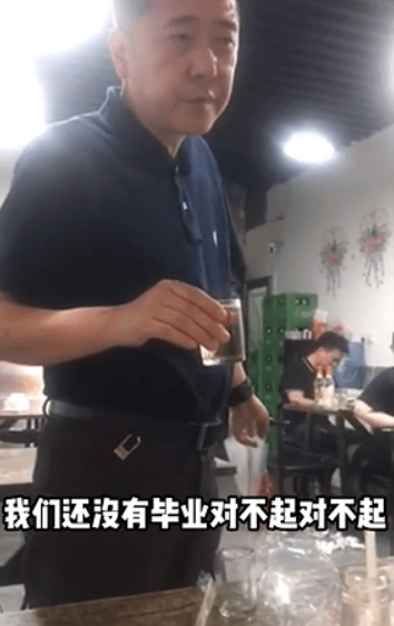 唐山|唐山之后，鞠婧祎所属公司旗下2妹子吃夜宵，遭陌生男子强迫敬酒