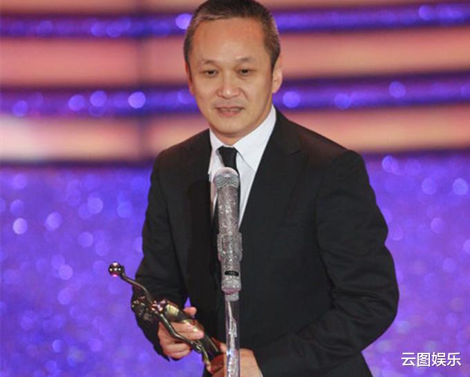 成龙|知名导演自曝曾被成龙不屑！节目重现对方表情，不仅歪嘴还翻白眼