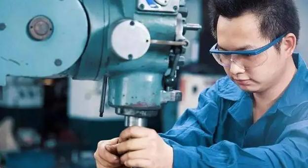 教师|中考落榜生迎好消息,职校将提高入职门槛,“双师型”教师更吃香