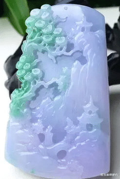 翡翠|长着青蛙绿皮的翡翠原石，帅哥花二十万拿下，竟意外开出“绝美”春带彩！