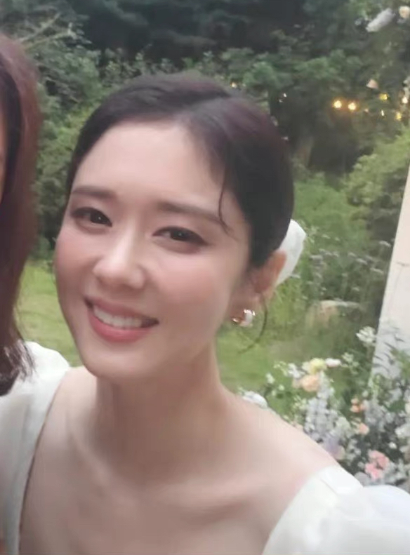 张娜拉|张娜拉婚礼新郎长相保密到底，无一张正脸照，张娜拉也变成整容脸