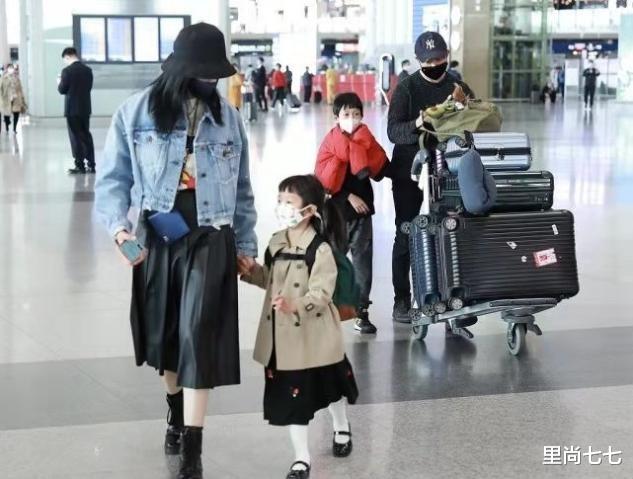 姚晨|姚晨一家四口走机场，母女俩打扮好优雅，儿女颜值却被爸爸拉垮