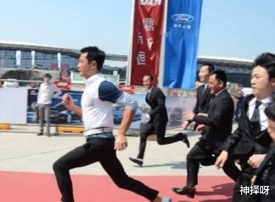 古天乐|香港明星生活有多平民？古天乐路上没人理，再看内地追星太恐怖