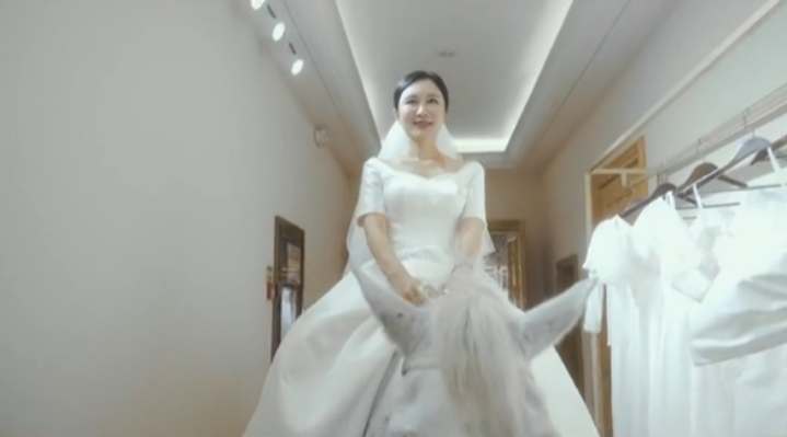 张纪中|张纪中夫妇疑补办婚礼！娇妻穿婚纱骑白马进酒店，男方抱娃好健硕