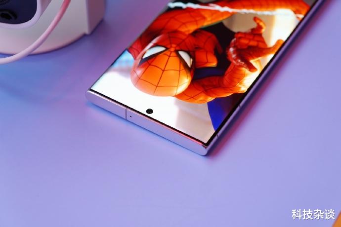 三星Galaxy|三星 S22 Ultra上手测试:万能机皇,但唯一缺点是“贵”!