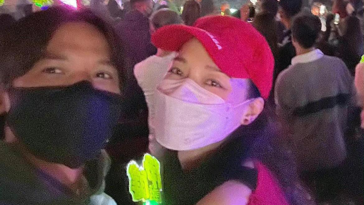 舒淇|舒淇陪老公看演唱会！穿卫衣小鸟依人好娇羞，结婚6年没生娃可惜