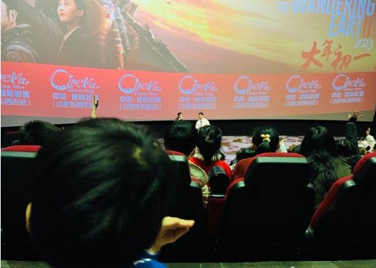 何超云|陈妍希带儿子看《流浪地球2》,小星星声音软萌,长相酷似王俊凯