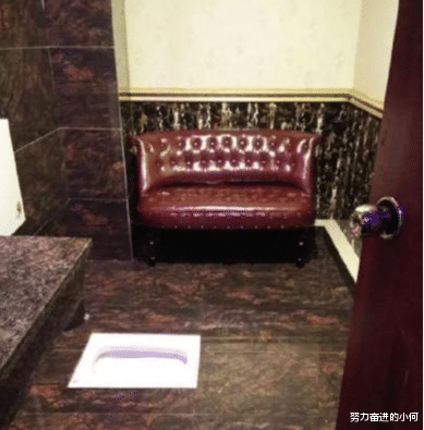 为啥KTV的卫生间里要放一个沙发,有啥用途啊?