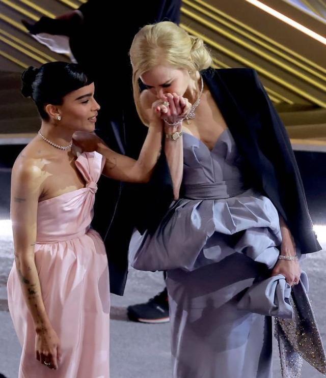 南柱赫|妮可基德曼亮相奥斯卡，穿灰蓝色礼服宛如女神！老公都被惊艳了