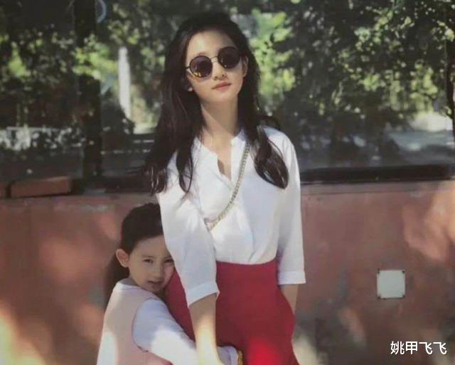 黄忆慈 抛去非议不谈，黄多多这张脸真的很“大家闺秀”