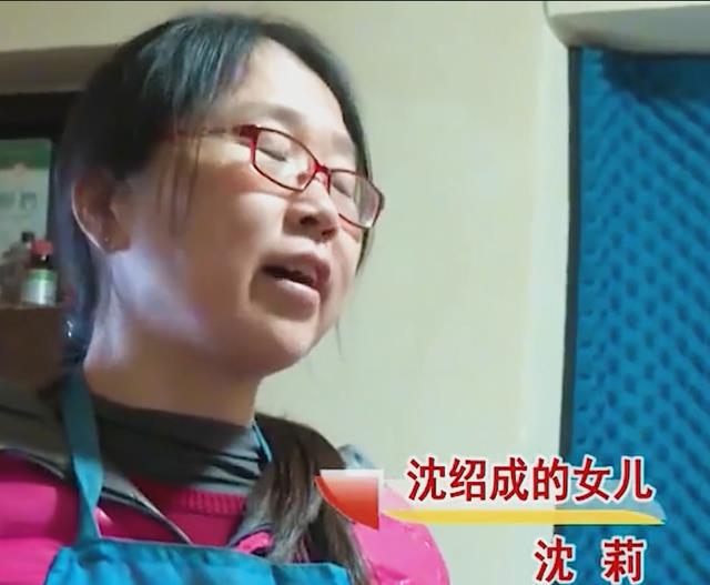 家暴妻儿40年,打不动了被妻儿抛弃求原谅,儿子:自己孤独终老吧