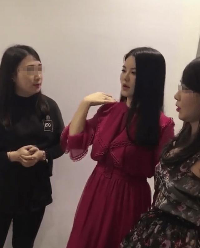 李湘|李湘带女儿看秀，王诗龄仅外套就三万还背名牌包，母女俩越长越像