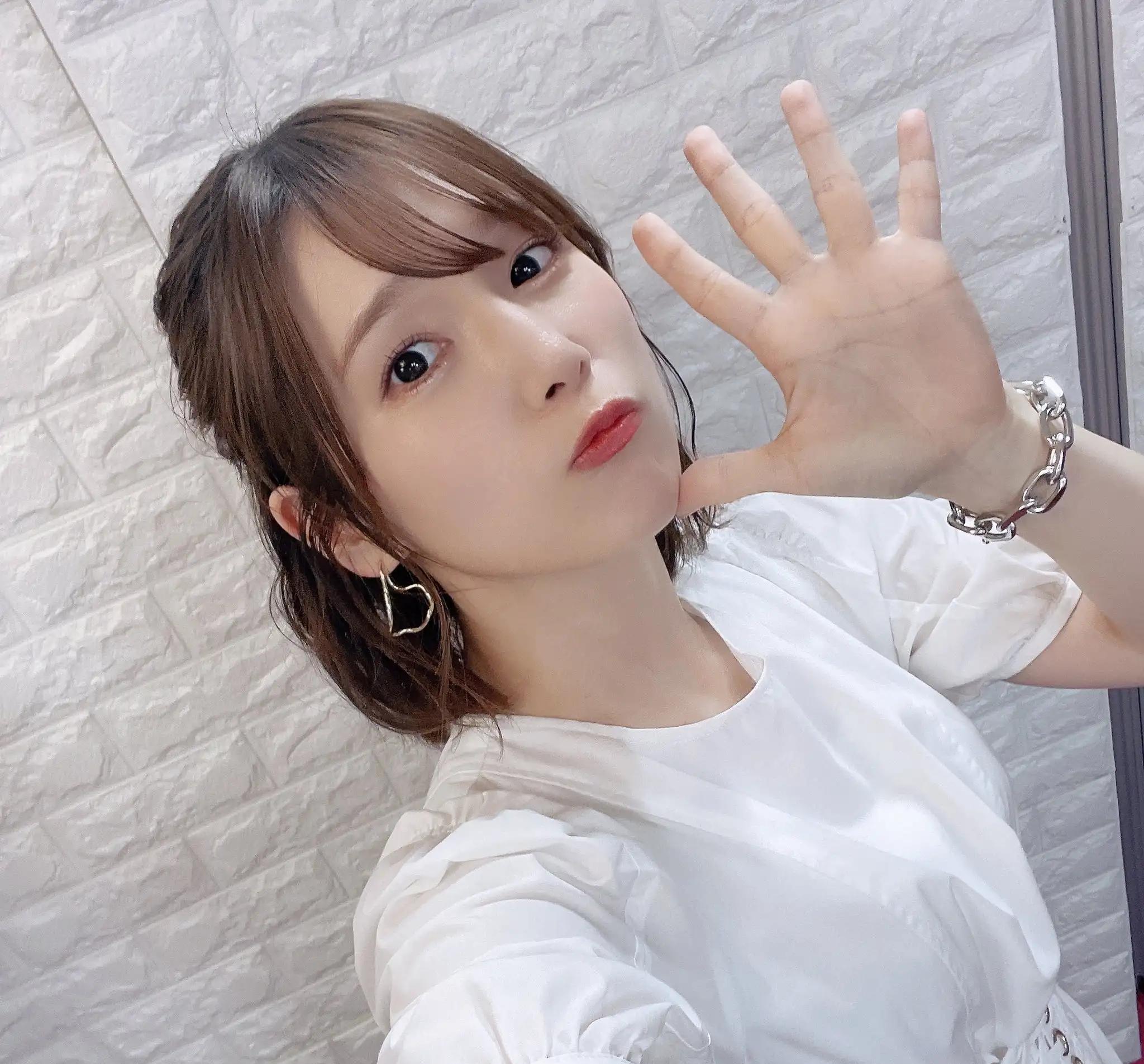 医美 内田真礼清新日系穿搭自拍，淡妆短发翘舌尖