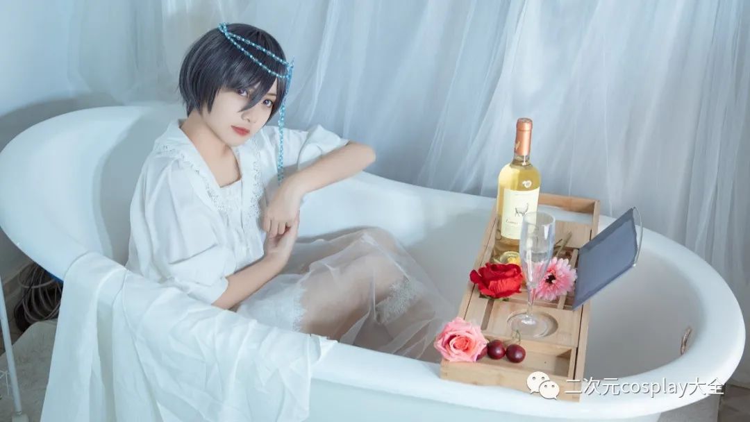 黑执事|《黑执事》夏尔冰雪cos，唯美灵动，眼睛好有吸引力