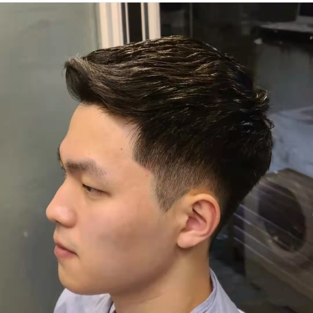 发型 三款干练的男生短发，两边剪短中间打薄，精干利落又阳光帅气