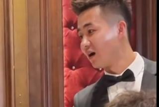 新人婚礼上被健身房朋友整蛊,新郎脸色大变