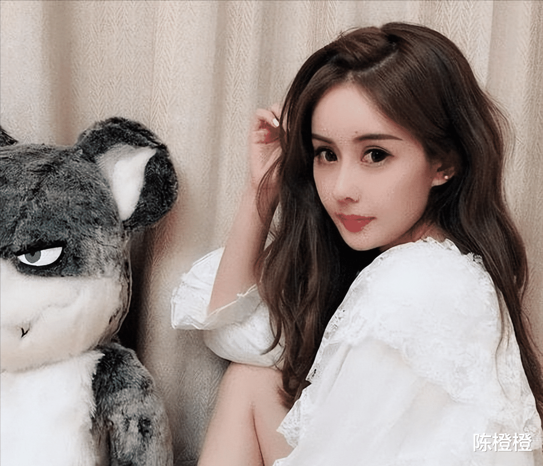 秦奋|“小杨幂”韦雪：为秦奋赌命生子赚9亿，被王思聪怒骂地摊货