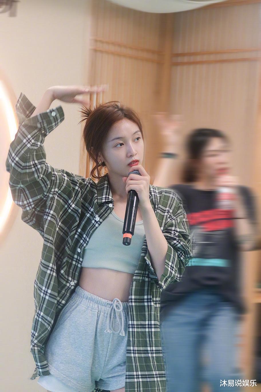 王心凌|吴宣仪排练花絮图流出,随意穿搭却展现美貌,氛围美人拿捏