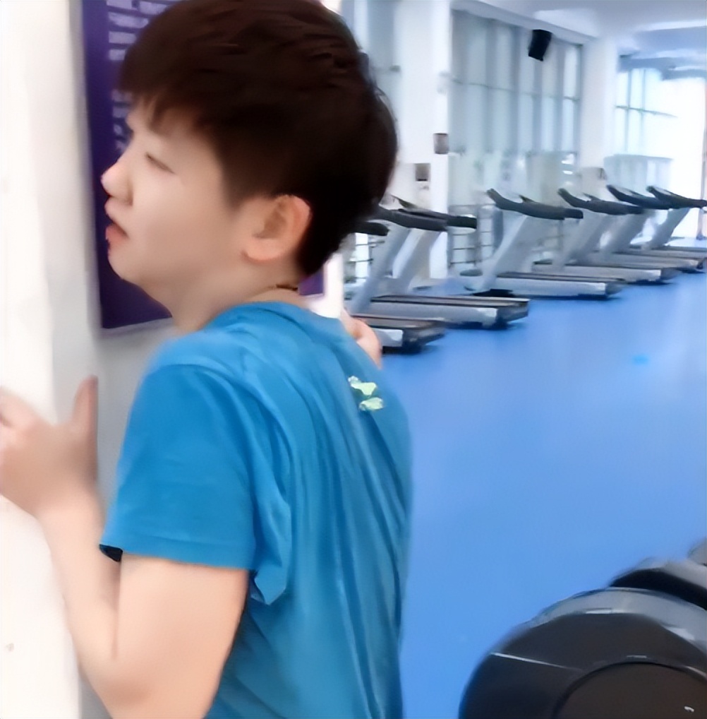 孙颖莎|孙颖莎累到扶墙，备战亚运特训！新教练不马虎，小魔王对标张怡宁
