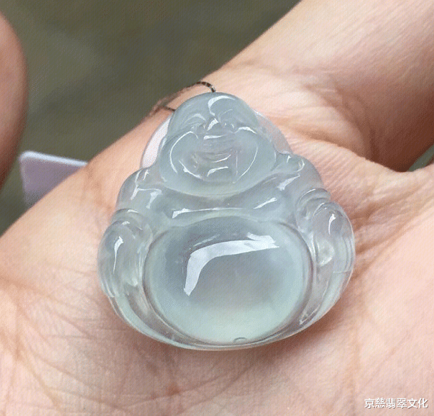 翡翠|土豪5000拿下巴掌大的石头,切开出现多条裂纹,不曾想成品竟出乎意料