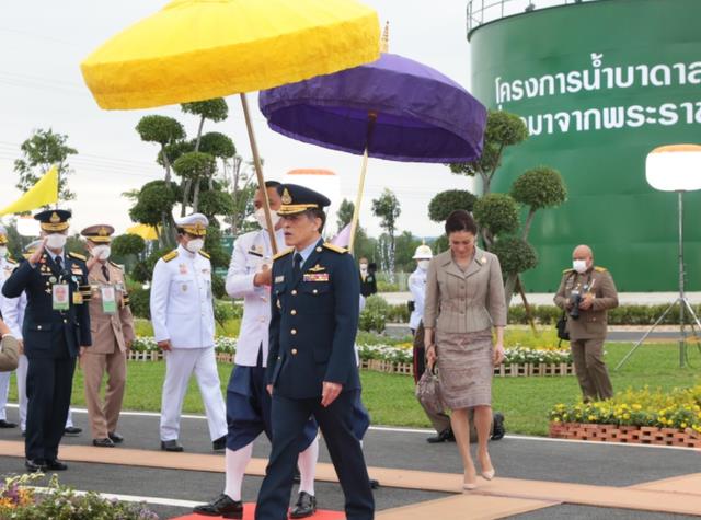 苏提达|苏提达“水桶腰”身材走样，礼服出镜选错造型，形体短板显露无疑