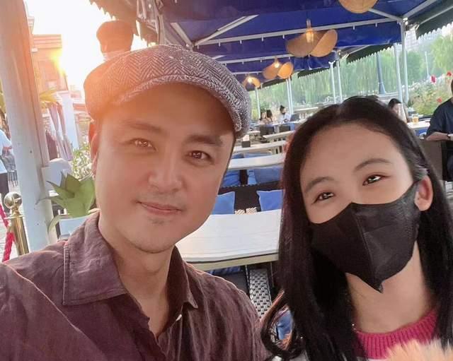 明道|明道牵着两岁儿子现身上海商场，孩子偏瘦，衣服宽松像大了两个码