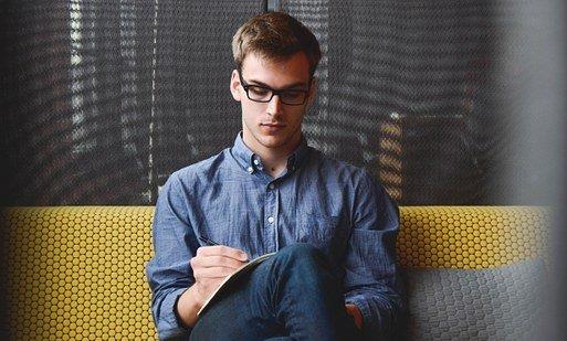 高校|男子在公司吃午饭被罚1000，他笑着扔出一张纸，人事真的惹麻烦了