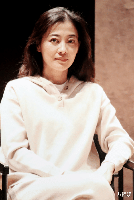 梅婷|梅婷晒照为女儿庆生,9岁快快扎耳钉,大眼睛小脸盘和妈妈一样美