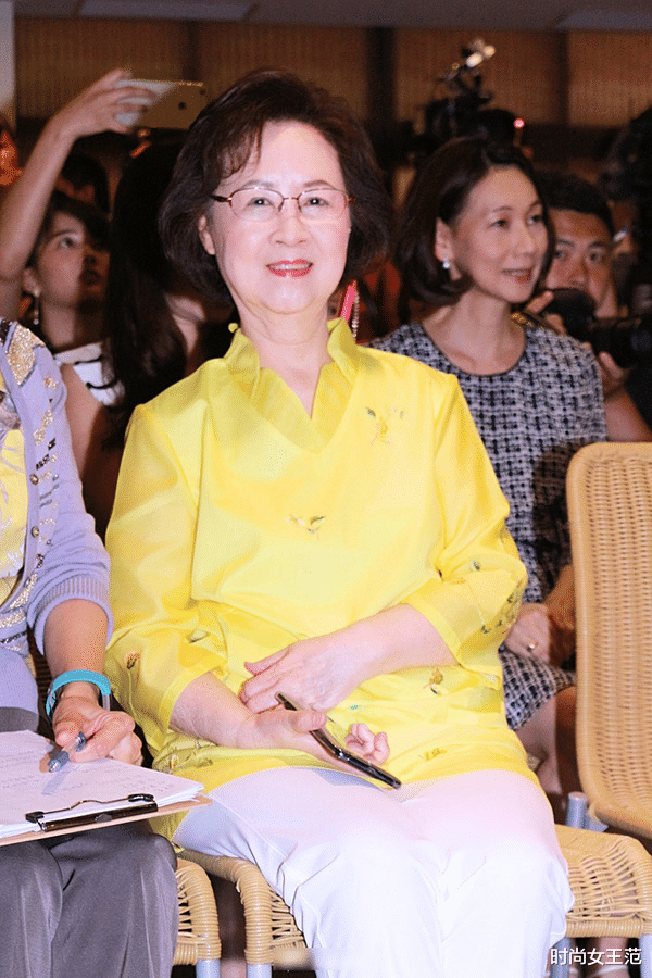 护肤品 琼瑶就是个时髦老太太!84岁又纹眉又涂红唇,但穿中式装端庄大气