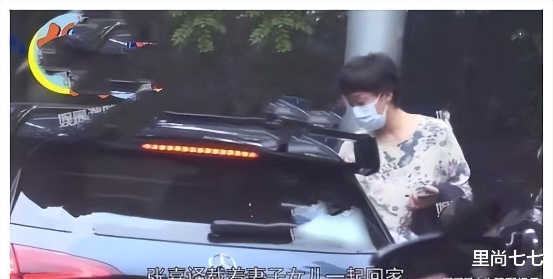 张嘉译一家三口同框,老婆穿大妈装很随性,女儿模样憨厚似他翻版