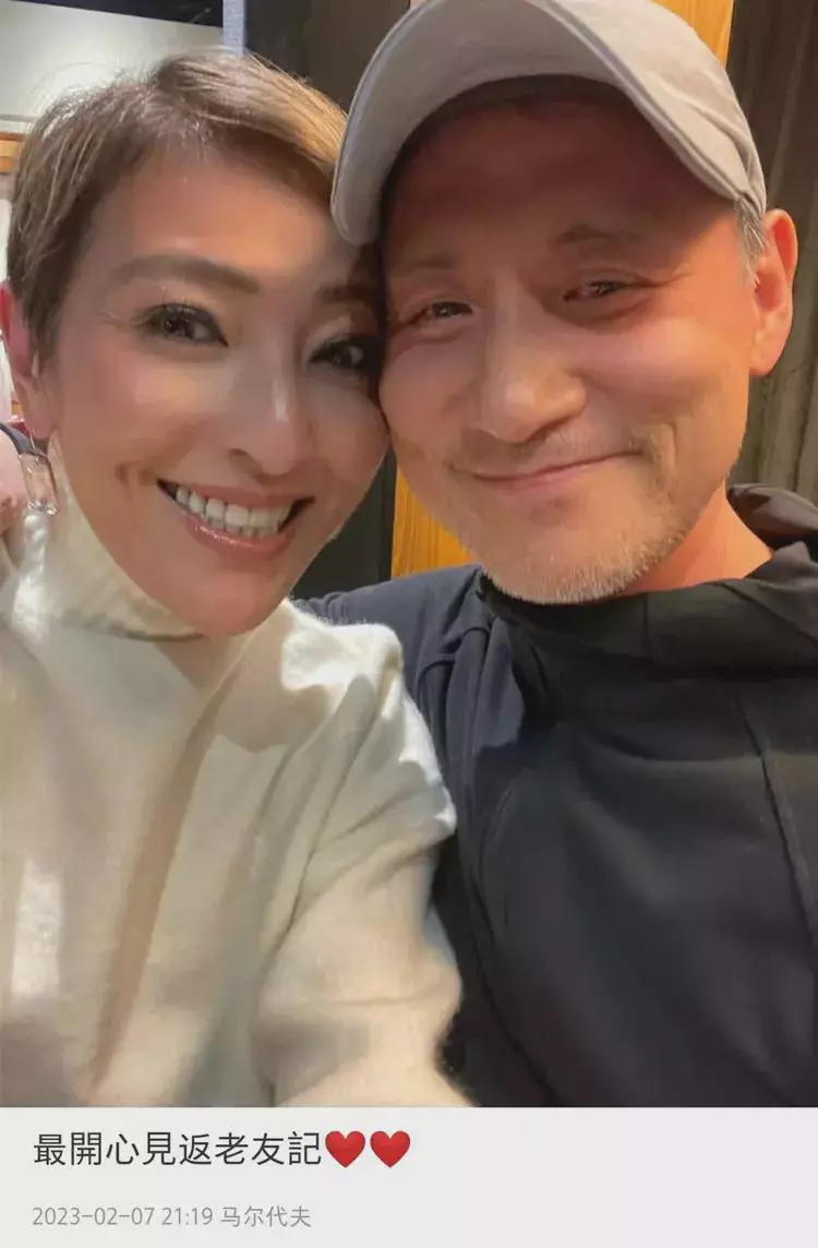 张学友|张学友与58岁女星聚会，搂肩贴脸合影一脸甜笑，相识多年感情深厚