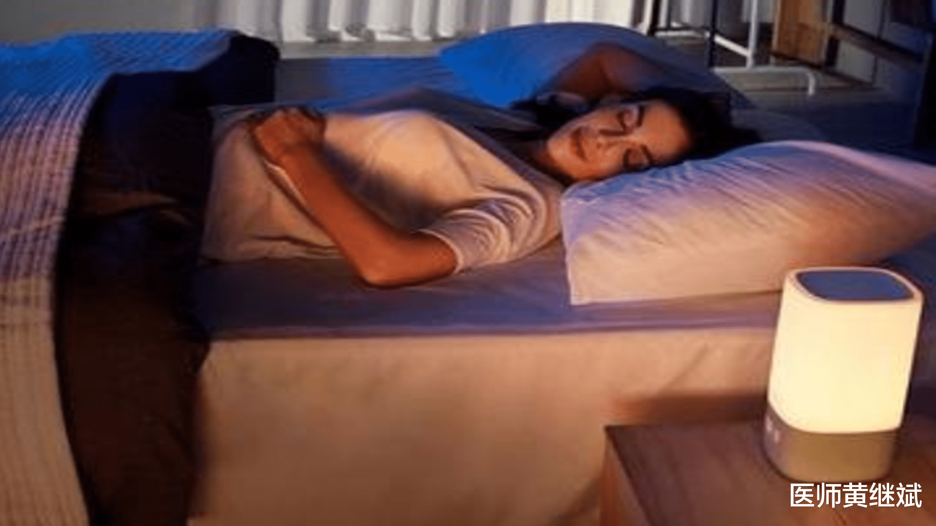 失眠 翻来覆去睡不着，肚子咕咕叫，是否该起床吃东西？