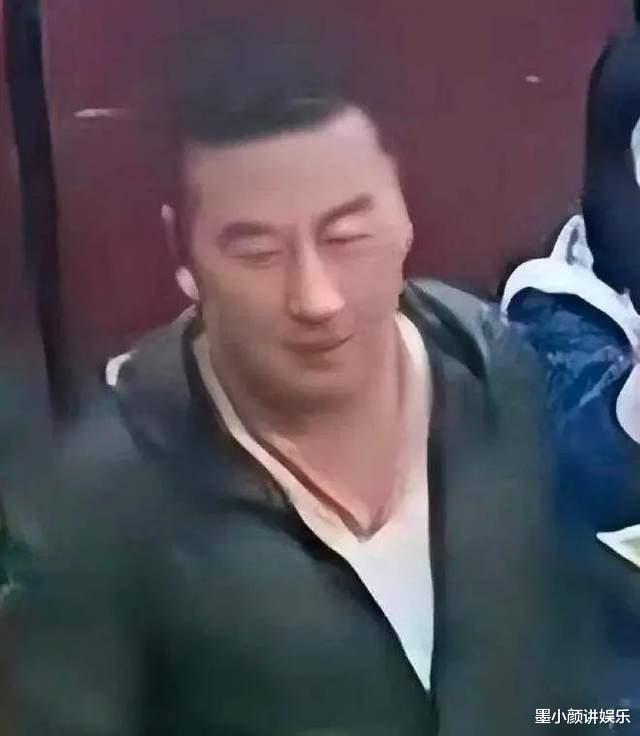 重新开始!唐山老汉城烧烤店装修完成,老板娘在门口悠闲嗑瓜子