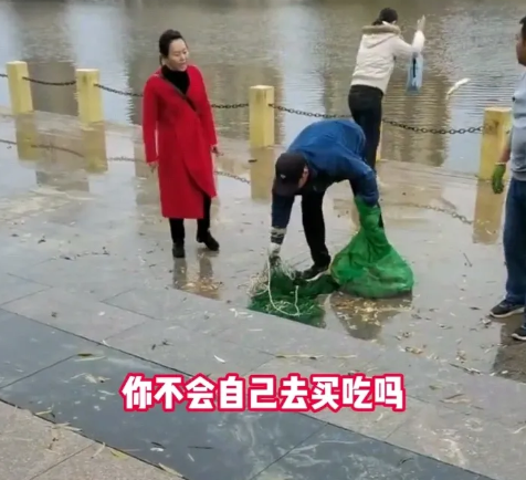 两名女子拎了一大袋子鱼放生,谁知前脚刚把鱼放进河里后脚就有人把鱼捕捞上来
