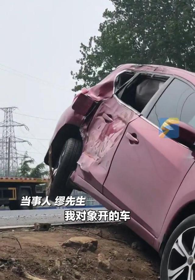 回顾山东女司机超越大货车失败,方向盘失控致车祸,夫妻拍照留念