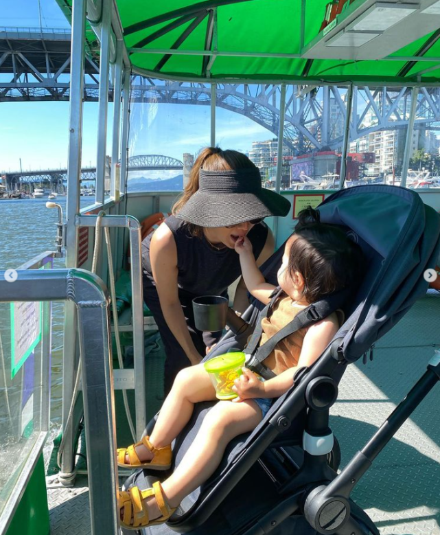 谢婷婷|谢婷婷罕晒大量母女合照，三岁女儿长腿初显，感谢朋友陪伴过母亲节