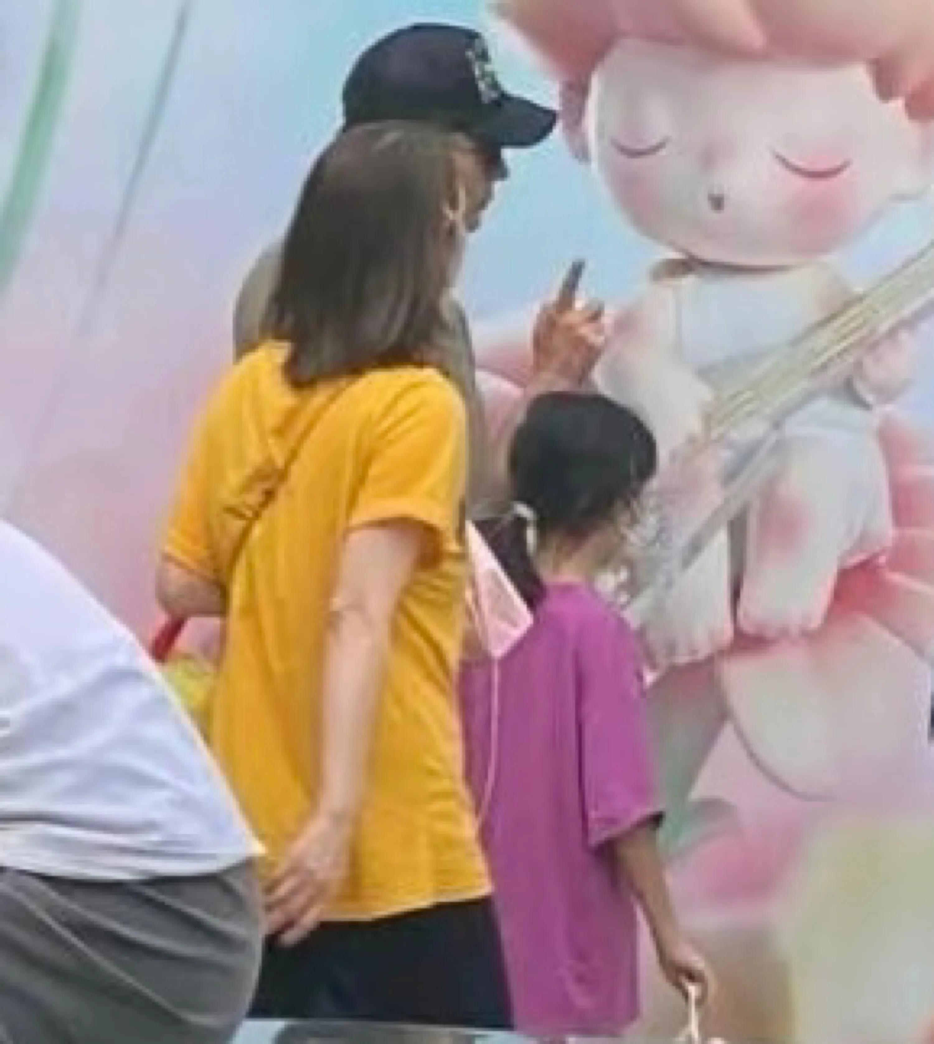 洪欣|洪欣张丹峰罕同框,带女儿逛街热聊不停,8岁彤彤长高到妈妈肩膀