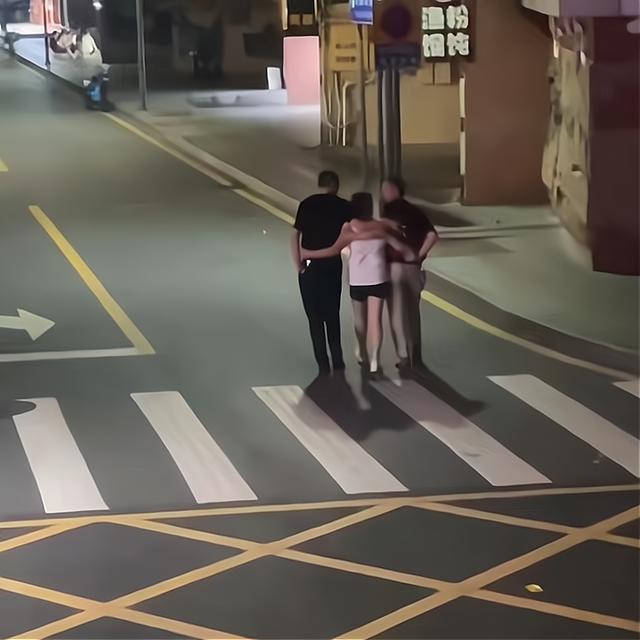 男朋友和父亲喝醉酒,女子搀扶两人回家,承担了不该承担的重量