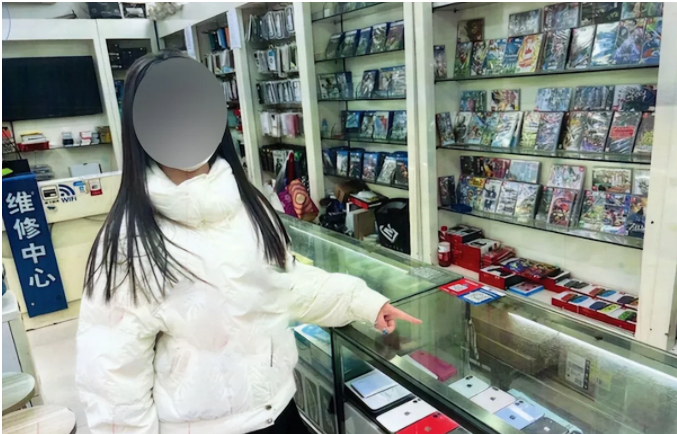 上海静安,一年轻女子到女装店挑选7000元衣物后,谎称自己一个人不敢走夜路